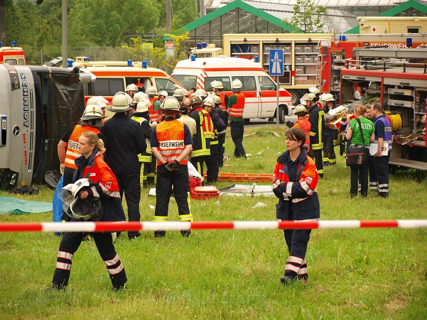 Schwerer Unfall mit Reisebus Lohmar Donrather Dreieck P236.JPG